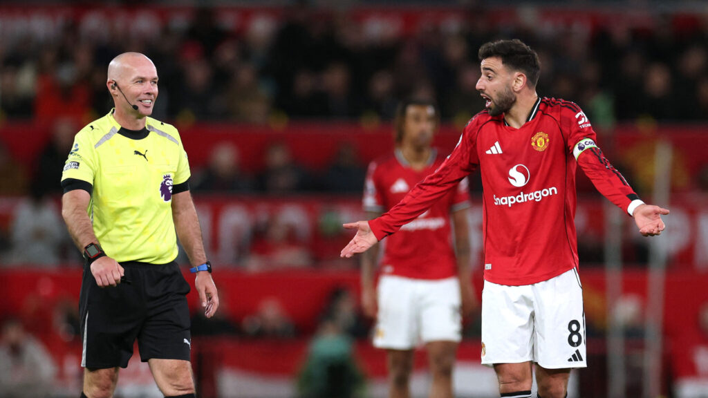 Bruno Fernandes diskuterer med dommeren