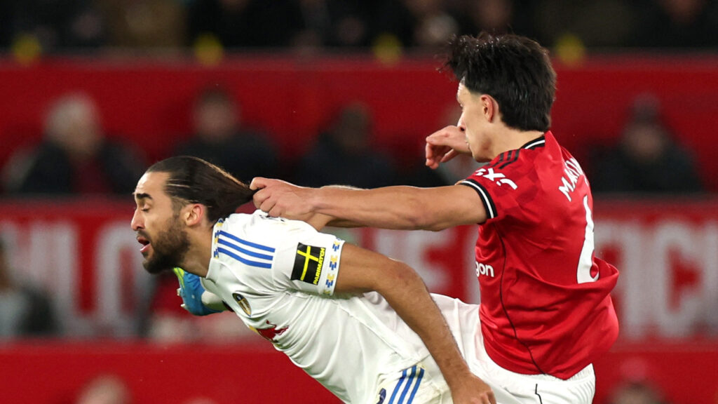 Manchester Uniteds Lisandro Martinez hiver Leeds' Dominic Calvert-Lewin i håret