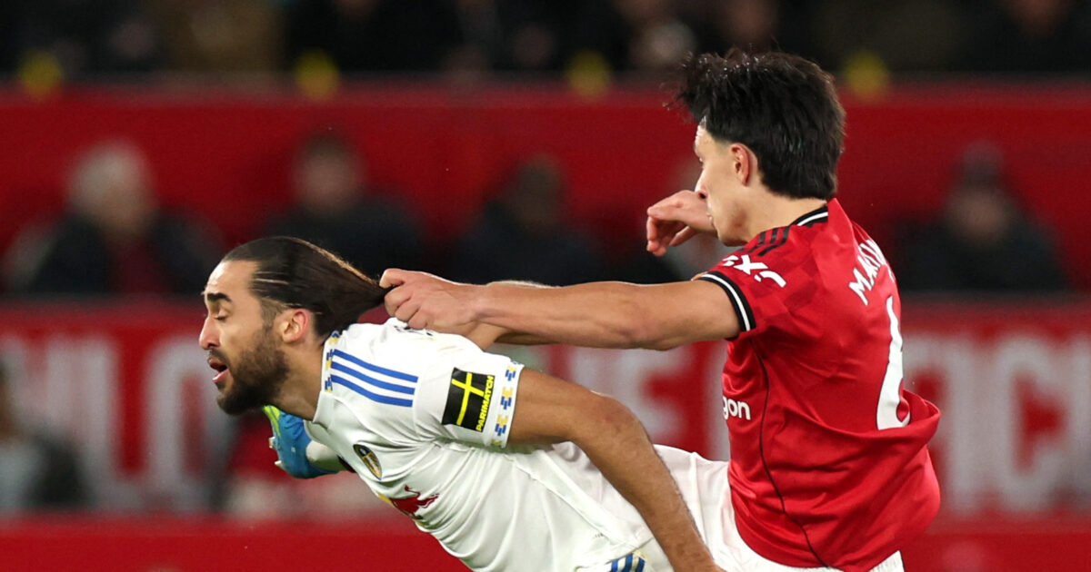 Se her: Martinez udvist for at hive i håret Foto: Phil Noble EDITORIAL USE ONLY.NO USE WITH UNAUTHORIZED AUDIO, VIDEO, DATA, FIXTURE LISTS, CLUB/REUTERS