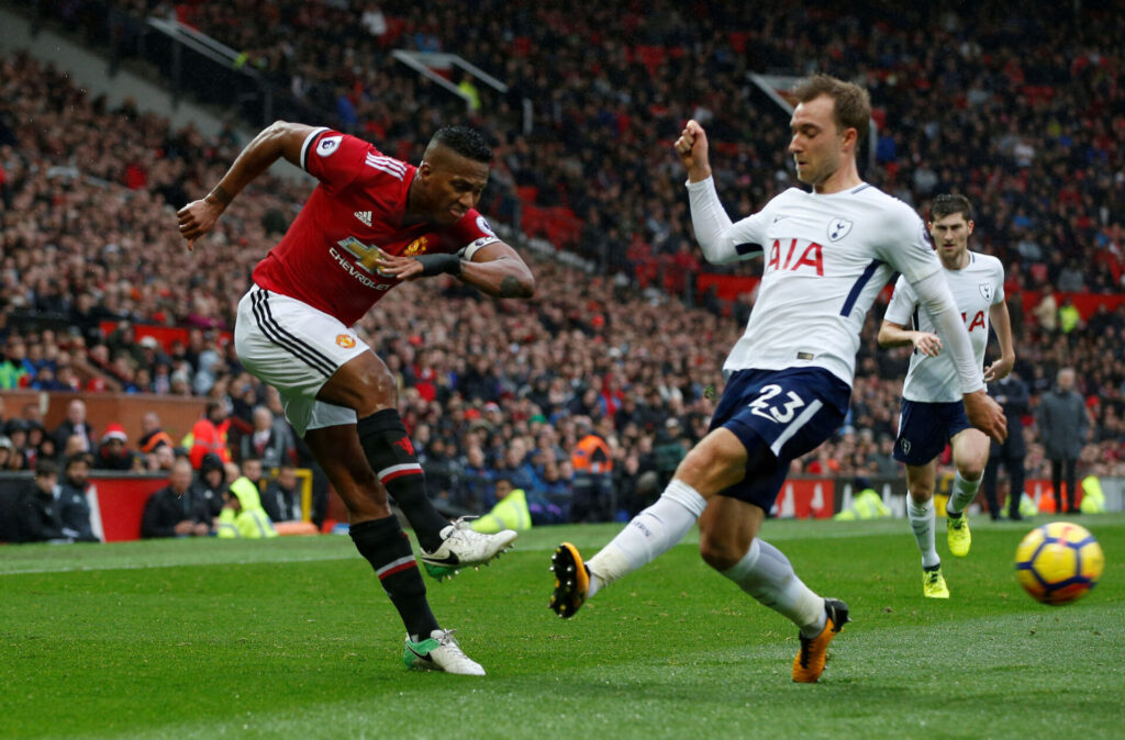 Antonio Valencia i kamp mod Christian Eriksen.