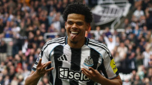 William Osula med tungen ud af munden i Newcastle.