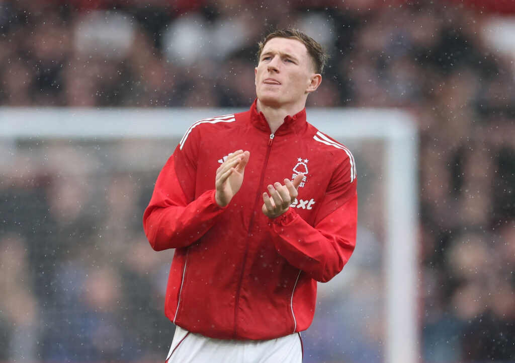 Elliot Anderson klapper i hænderne.