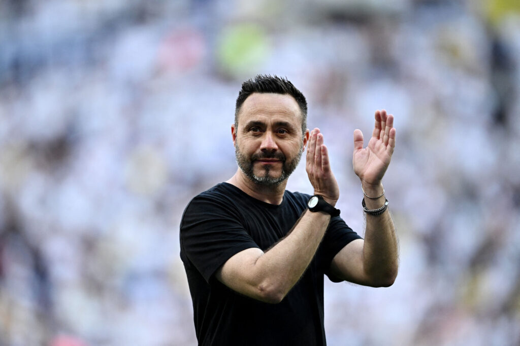 Roberto De Zerbi klapper til fansene efter Tottenhams kamp mod Everton i Premier League den 24. maj 2026.
