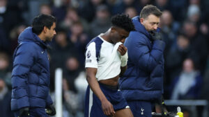 Mohammed Kudus trækker trøjen op til sin mund.