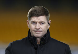 Steven Gerrard på arbejde foran tv-skærmen.