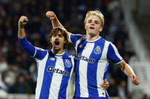 Victor Froholdt med armene i vejret.