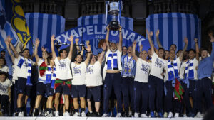 Pellegrino Matarazzo løfter Copa del Rey-trofæ som Real Sociedad-træner.