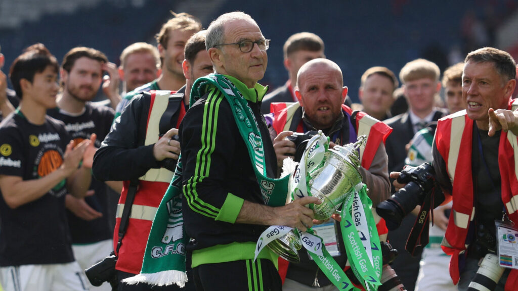 Martin O’Neill har pokal i hånden