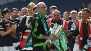 Martin O’Neill har pokal i hånden