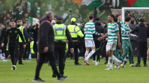 Celtic-spillere på banen med fans efter pokalsejr.
