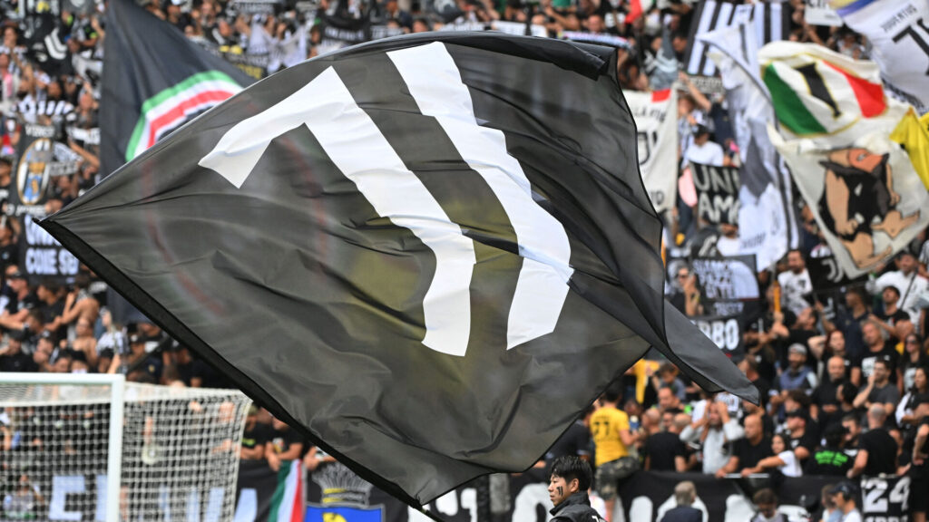 Et billede af et stort Juventus-flag