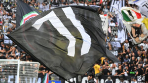 Et billede af et stort Juventus-flag