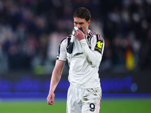 Dusan Vlahovic med ansigtet i trøjen.