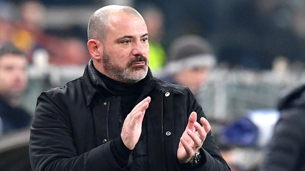 Dejan Stankovic klapper ud til tilskuerne.