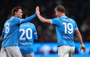 Rasmus Højlund og Scott McTominay giver high-five i en kamp mellem Napoli og AC Milan i Supercoppa den 18. december 2025.