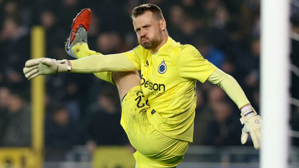 Simon Mignolet varmer op til en Champions League-kamp.
