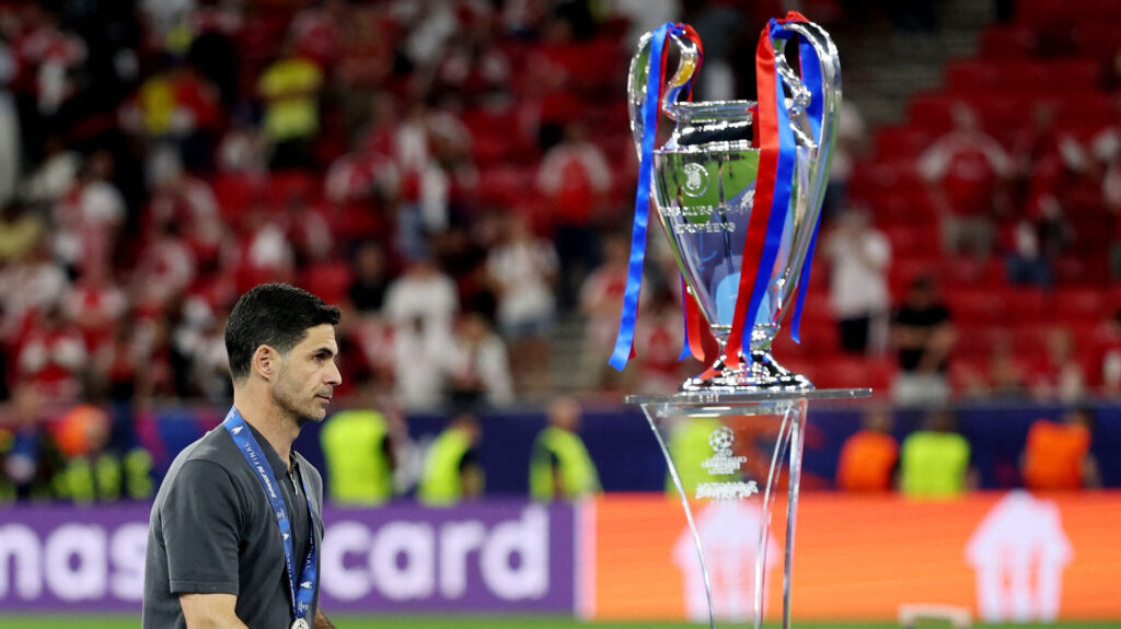 Mikel Arteta går forbi Champions League-trofæet
