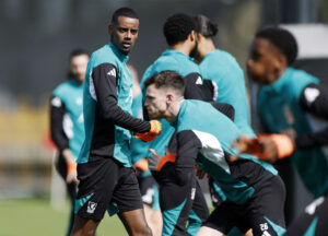 Alexander Isak løber rundt til en Liverpool-træning.