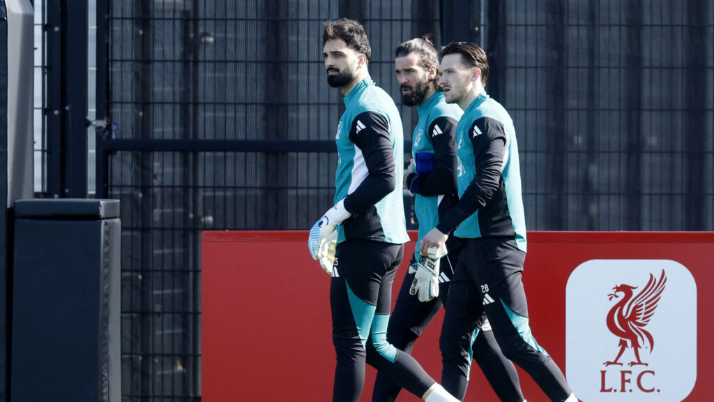 Liverpools Giorgi Mamardashvili med Alisson Becker og Freddie Woodman til træning.