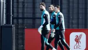 Liverpools Giorgi Mamardashvili med Alisson Becker og Freddie Woodman til træning.