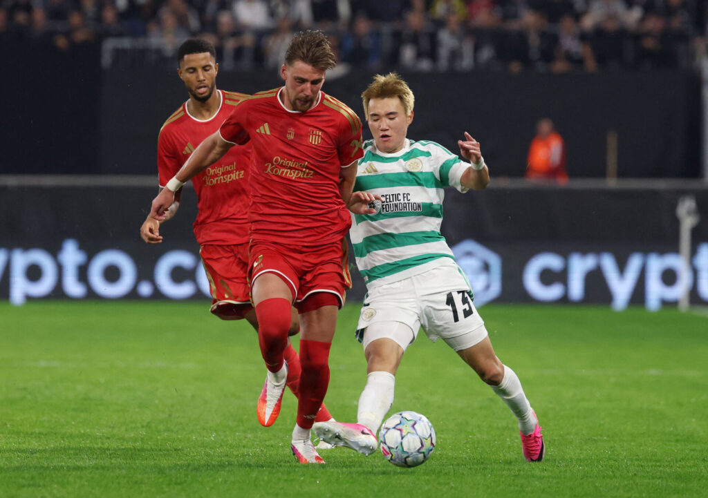 Celtic-spiller og LASK-spiller i duel i CL-playoff kampen