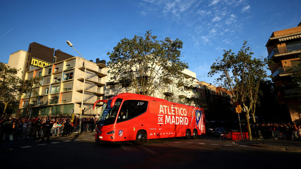 Atlético-holdbussen triller ind mod Camp Nou
