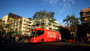 Atlético-holdbussen triller ind mod Camp Nou