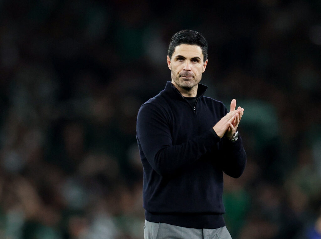 Mikel Arteta klapper efter kampen mod Sporting.