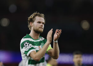 Morten Hjulmand klapper ud til klubbens fans.