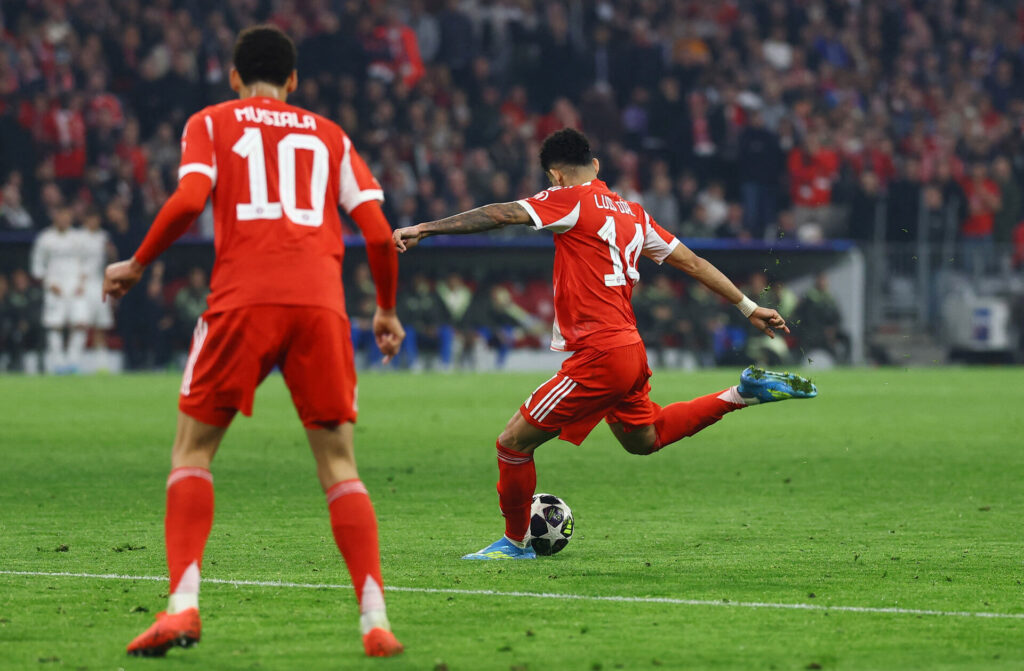 Luis Diaz skyder på mål.