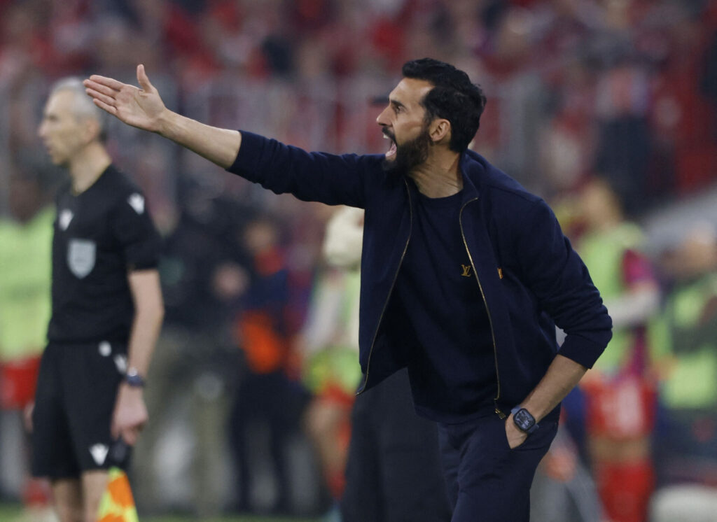 Alvaro Arbeloa laver fagter ind mod træneren.