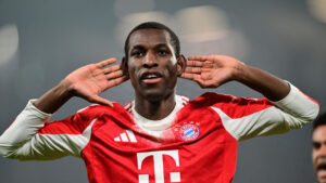 Bayern Münchens Nicolas Jackson fejrer en scoring imod Atalanta