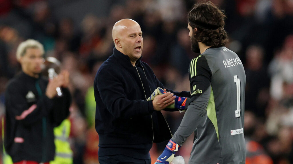 Arne SLot og Alisson Becker giver hinanden hånden.