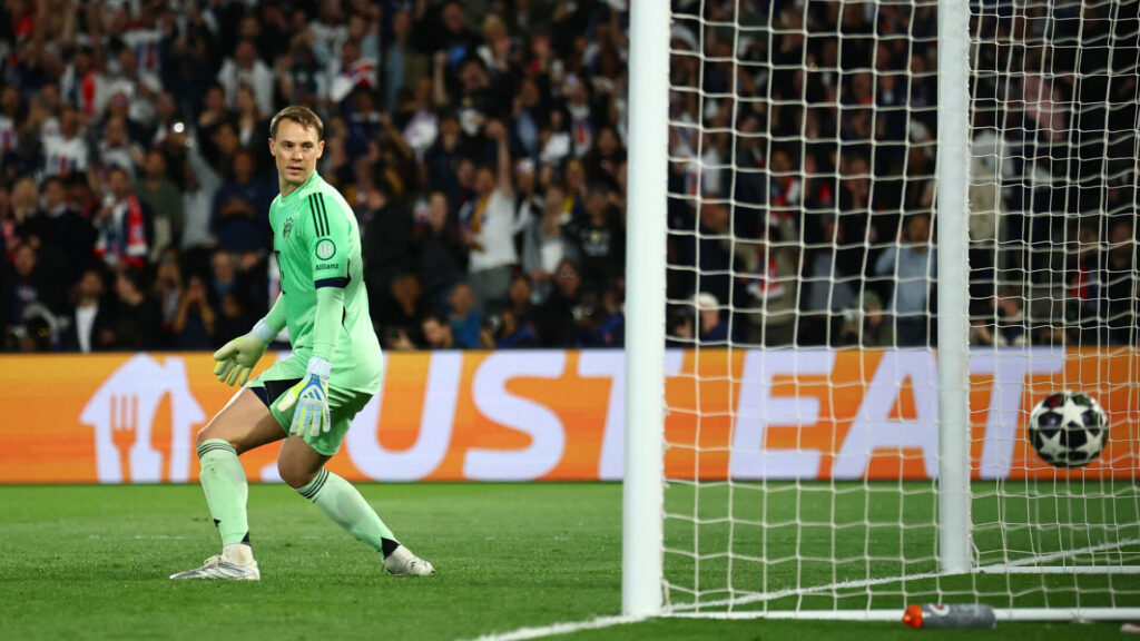 Manuel Neuer kigger sig over skulderen efter bolden.