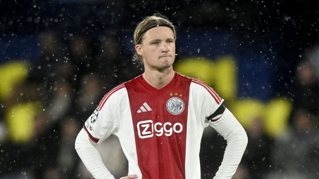 Kasper Dolberg har armene i siden