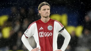 Kasper Dolberg med armene i siden