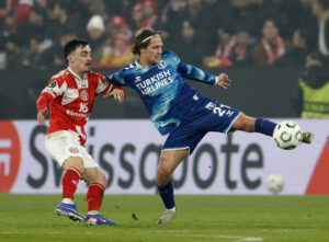 Carlo Holse sparker til bolden.