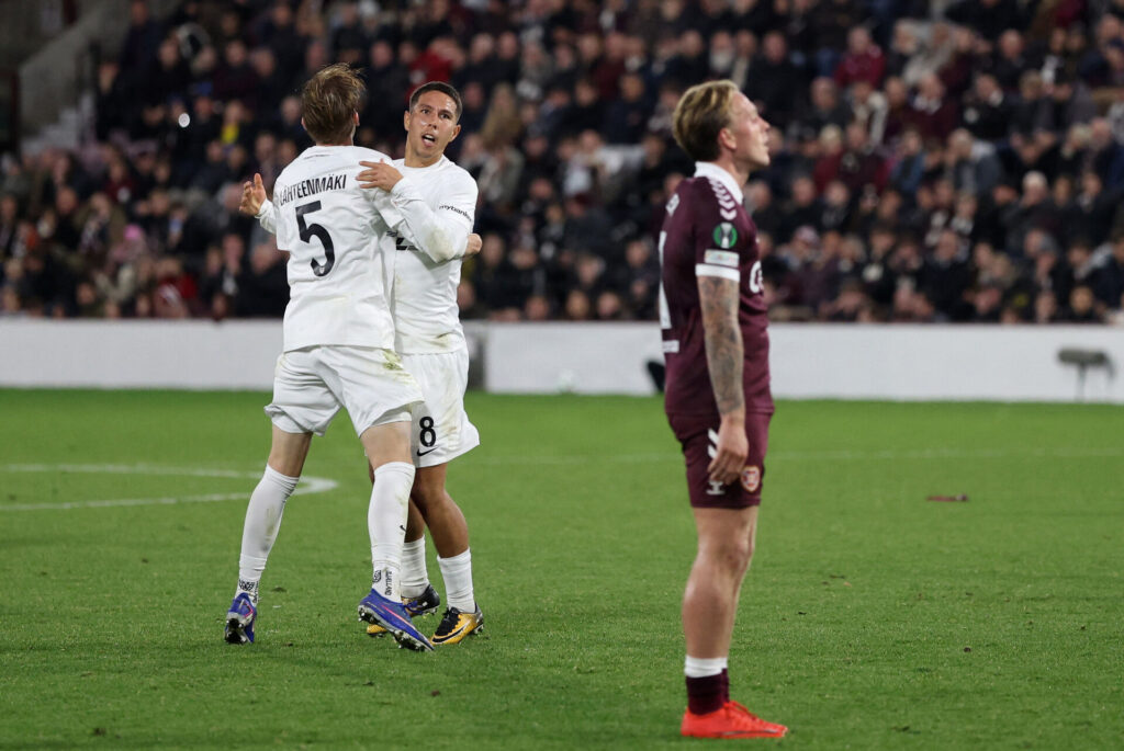 Nicklas Røjkjær jubler med Juho Lähteenmäki under Conference League-opgøret mod Hearts den 15. oktober 2026.