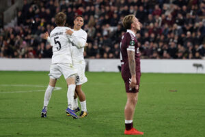Nicklas Røjkjær jubler med Juho Lähteenmäki under Conference League-opgøret mod Hearts den 15. oktober 2026.
