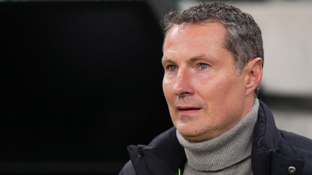 Brian Priske på sidelinjen til en Sparta Prag-kamp.