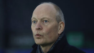 Niels Frederiksen kigger fokuseret.