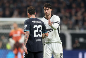 Vlahovic giver Højberg hånden.