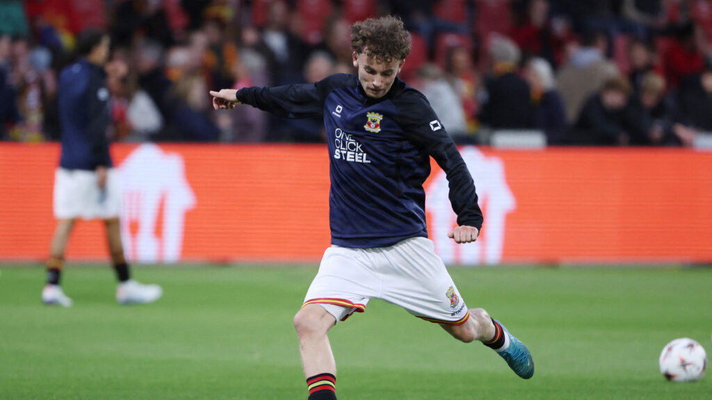 Jakob Breum sparker til bolden.