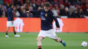 Jakob Breum sparker til bolden.