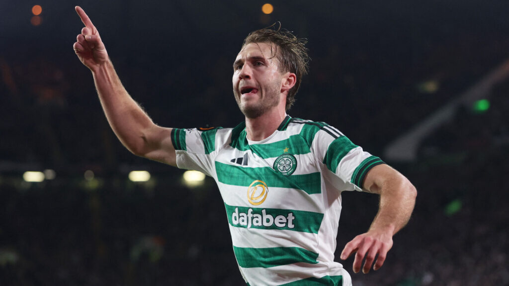 Benjamin Nygren peger op i luften med sin højre pegefinger.