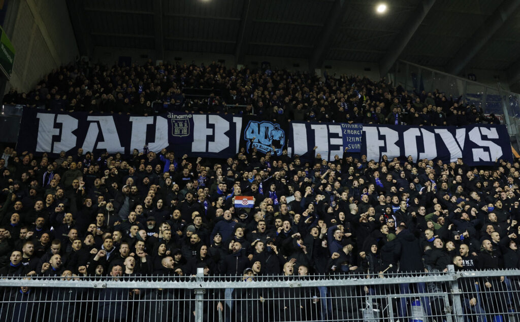 Dinamo Zagreb-fans synger 