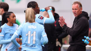 Andrée Jeglertz dirigerer sin Manchester City-spillere.