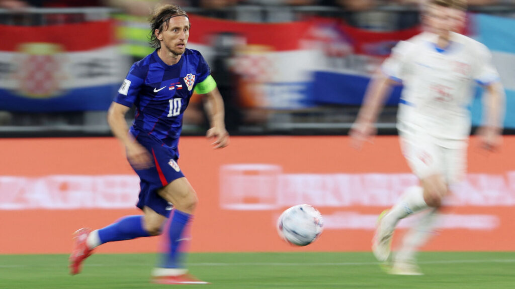 Luka Modric i aktion for Kroatien