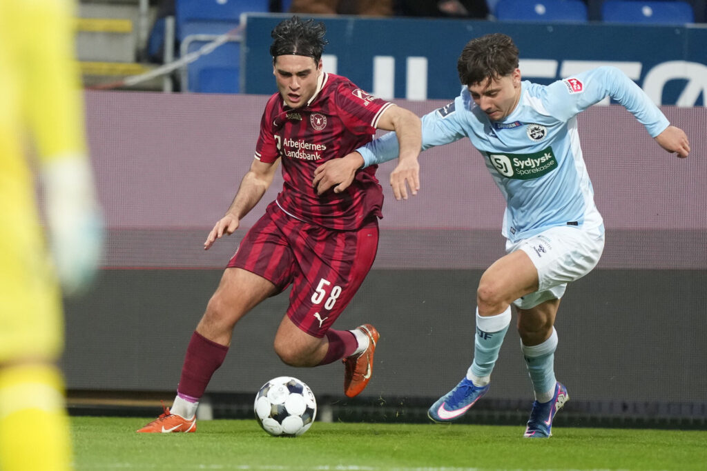 Aral Simsir i duel med Olti Hyseni.