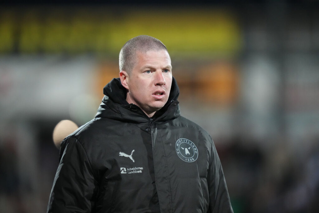 Mike Tullberg kigger.